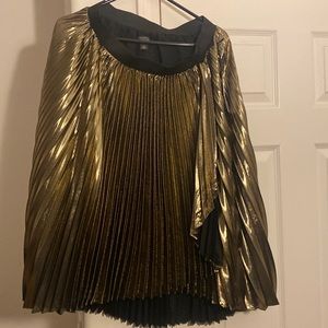 Halogen Gold and black pleated skirt.
